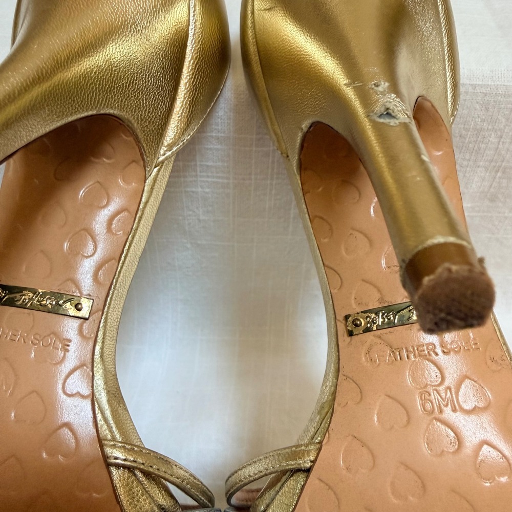 Betsey Johnson Stiletto Sandals 6M Gold Metallic T-Strap wedding formal gala - Picture 11 of 15
